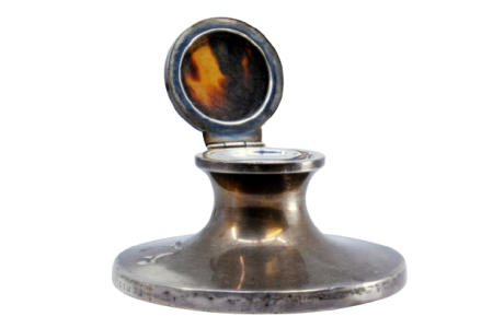 Tinteiro em prata com base em madeira e corpo liso com elementos de tartaruga na tampa.