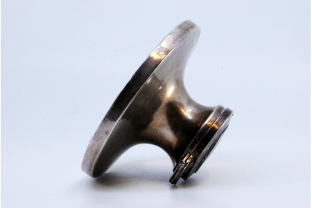 Tinteiro em prata com base em madeira e corpo liso com elementos de tartaruga na tampa.