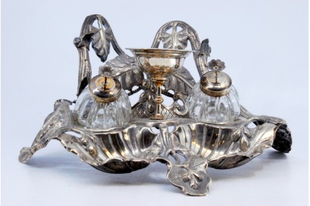 Tinteiro em prata com dois depósitos em vidro lapidado com recortes, troncos e folhas.