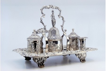 Tinteiro em prata cinzelada dois porta penas, dois depósitos, campainha e assente sobre quatro pés.