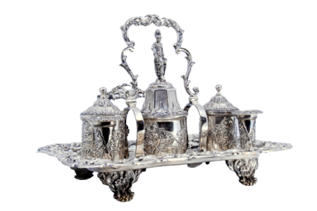 Tinteiro em prata cinzelada dois porta penas, dois depósitos, campainha e assente sobre quatro pés.