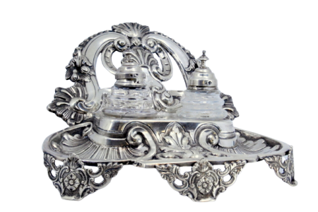   Tinteiro em prata recortada concheado, folhas de acanto e dois depósitos em vidro facetado.