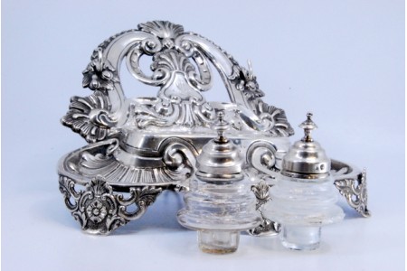   Tinteiro em prata recortada concheado, folhas de acanto e dois depósitos em vidro facetado.