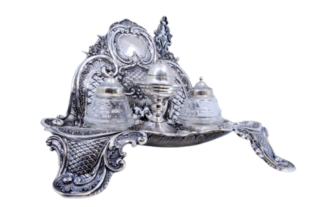 Tinteiro em prata recortada, concheada, cartela para monograma, campainha e dois depósitos em vidro. 