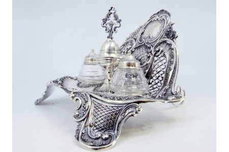 Tinteiro em prata recortada, concheada, cartela para monograma, campainha e dois depósitos em vidro. 