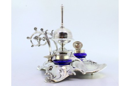 Tinteiro em prata com dois depósitos em vidro azul, com tampas, suporte para canetas e campainha.