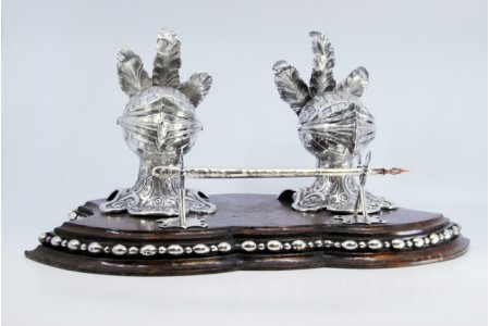 Tinteiro em prata com base em pau-santo dois depósitos em forma de "helmet", suporte para caneta e friso na envolvência.