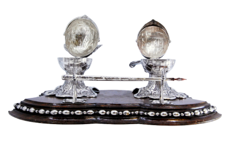 Tinteiro em prata com base em pau-santo dois depósitos em forma de "helmet", suporte para caneta e friso na envolvência.