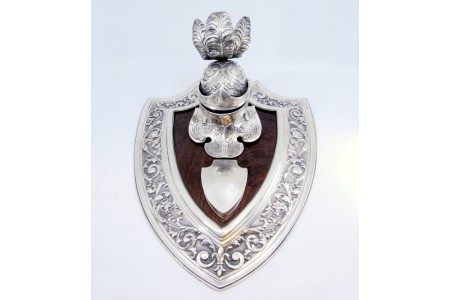 Tinteiro em prata em forma de "helmet" sobre pau santo com conchas, frisos e caixa para selos.