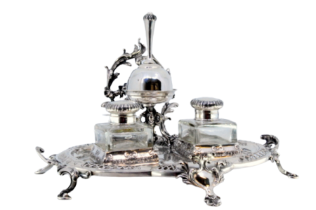  Tinteiro em prata recortada com campainha e dois depósitos em vidro com relevos e aplicações.