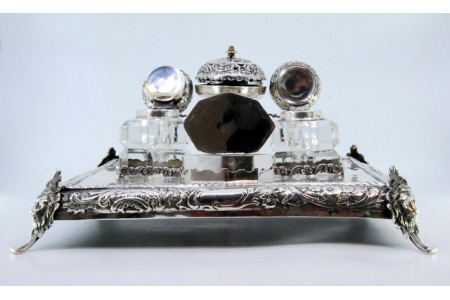 Tinteiro em prata com dois depositos em vidro tampas em prata campainha com relevos e caixa ao centro