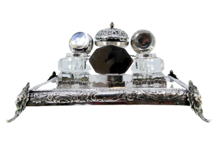 Tinteiro em prata com dois depositos em vidro tampas em prata campainha com relevos e caixa ao centro