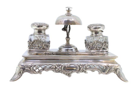 Tinteiro em prata com dois depósitos em vidro, tampas em prata com relevos e caneta.