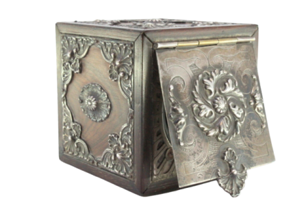 Tinteiro quadrado em prata com interior em madeira e aplicações relevadas.