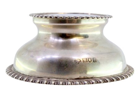 Tinteiro em prata lisa com frisos ennvolvendo tampa e base, interior com depósito em cerâmica.