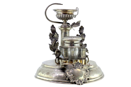 Tinteiro em prata com depósito em vidro com relevos monograma símbolo da farmácia com folhas assente em base redonda