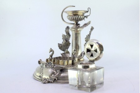 Tinteiro em prata com depósito em vidro com relevos monograma símbolo da farmácia com folhas assente em base redonda