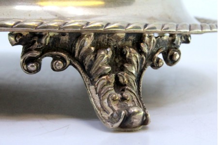 Tinteiro em prata com dois depósitos em vidro com tampas em prata e suporte para campainha e caneta assente em base com relevos