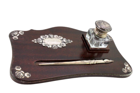 Tinteiro em madeira envernizada com motivos florais aplicados em prata no depósito e na caneta.