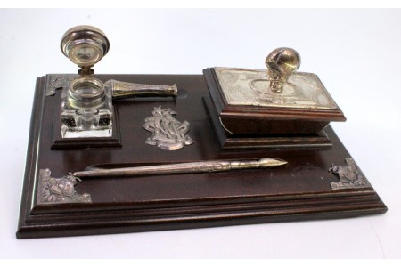 Tinteiro em madeira envernizada com aplicações em prata com caneta, depósito para tinta, mata borrão e sinete.