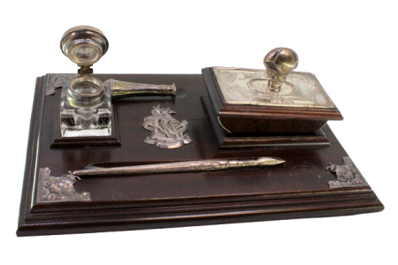 Tinteiro em madeira envernizada com aplicações em prata com caneta, depósito para tinta, mata borrão e sinete.