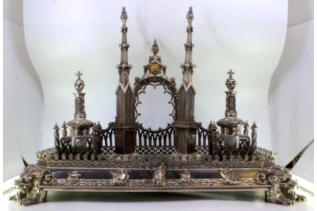 Tinteiro em prata ao estilo Manuelino com dois depósitos em vidro, gradinha envolvente, relevos com caravelas e assente em base de marmore com quatro pés com figuras de leões.