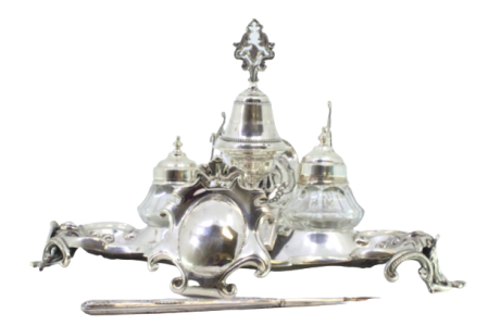 Tinteiro em prata recortada com motivos florais relevados, dois depósitos em vidro, campainha e caneta