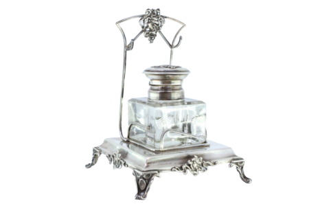 Tinteiro em prata com relevos, com depósito em vidro lapidado e assente em quatro pés