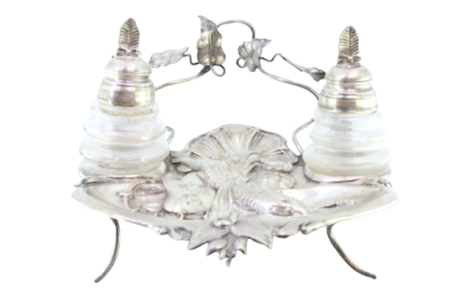 Tinteiro em prata com figura de peixe relevada e folhas de acanto como suporte para caneta com dois depósitos em vidro.