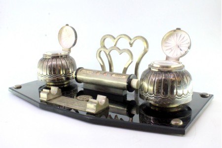 Tinteiro em prata com dois depósitos calendário e suporte para caneta e cartas