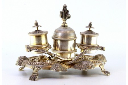 Tinteiro em prata com dóis depósitos e campainha com figuras de anjos relevados e aplicações