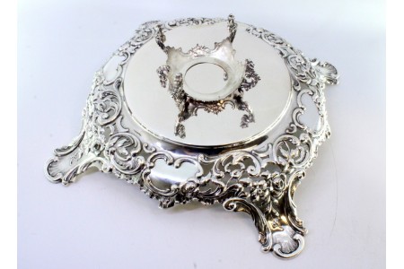 Tinteiro em prata com depósito em vidro com relevos e aplicações assente em base com recortes.