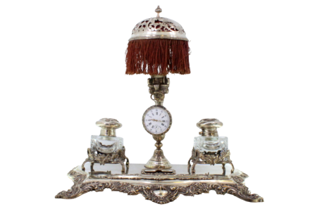 Tinteiro em prata com dois depósitos base e suporte com relevos revelados relógio amovível e topo com pomo eletrificado