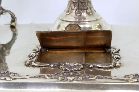 Tinteiro em prata com dois depósitos base e suporte com relevos revelados relógio amovível e topo com pomo eletrificado