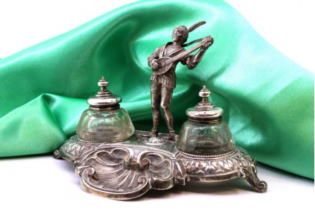 Tinteiro em prata com dois depósitos em vidro lapidado com trovador sobre a base