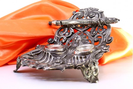 Tinteiro em prata recortada com cartela para monograma relevos florais 