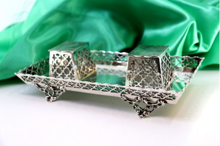 Tinteiro em prata com dois depósitos com tampas basculantes gradinha