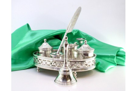 Tinteiro em prata lisa com frisos em gradinha, dois depósitos, porta penas