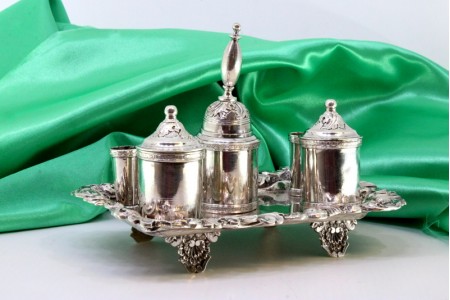 Tinteiro em prata com dois depósitos com pomo nas tampas e campainha 