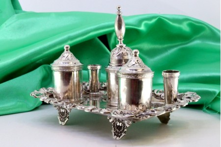 Tinteiro em prata com dois depósitos com pomo nas tampas e campainha 