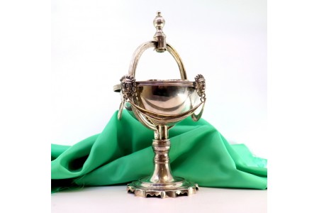 Tinteiro em prata em forma de globo com relevos e aplicações, porta penas