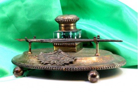 Tinteiro em prata com cartela para monograma, suporte com caneta e depósito 