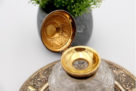 Tinteiro em vidro lapidado com tampa e pomo em prata