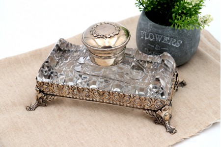 Tinteiro em vidro lapidado com tampa e estrutura em prata com gradinha