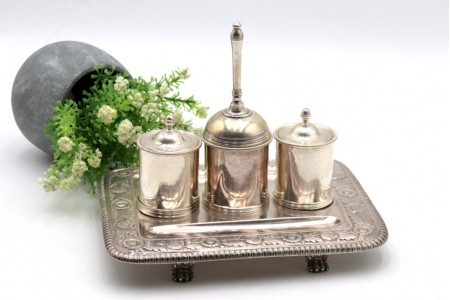 Tinteiro de prata lisa dois depósitos campainha com relevos florais 