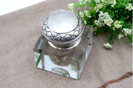 Tinteiro em vidro liso com tampa em prata relevada