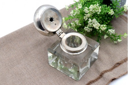 Tinteiro em vidro liso com tampa em prata relevada