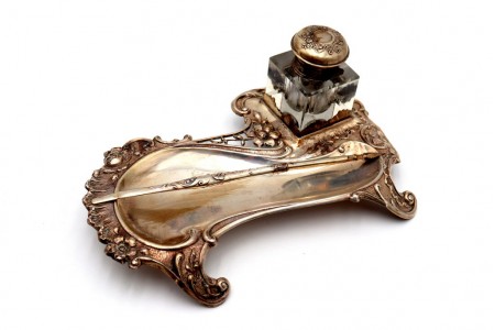 Tinteiro em prata com um deposito em vidro, caneta e assente em quatro pés recor