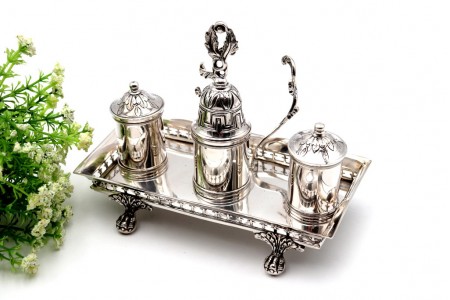 Tinteiro em prata com gradinha, dois depósitos e areeiro, sineta