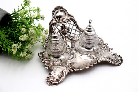 Tinteiro com estrutura em prata com catela para monograma, recortes e relevos